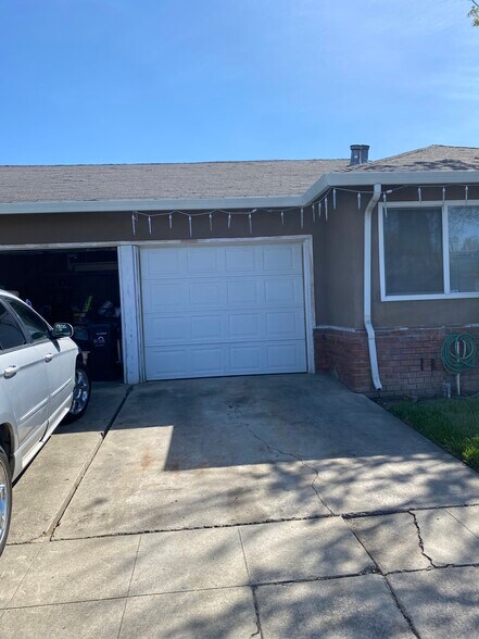 Garage - 790 14th N St
