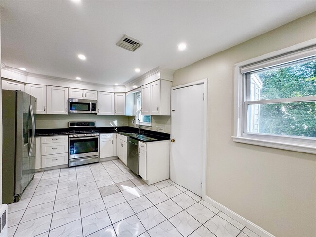 Building Photo - 92 Woodcliff Rd