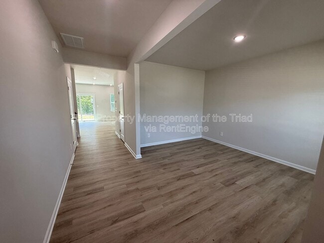 Building Photo - 2215 Cherry Creek Rd