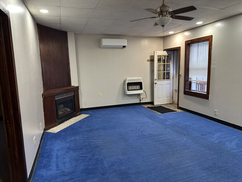 Building Photo - 456-458 Main St