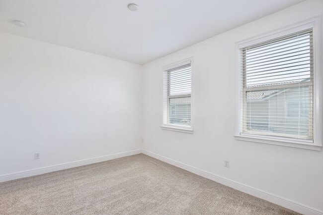 Building Photo - Elegant 2/2.5 Townhome in Guard-Gated Eagl...