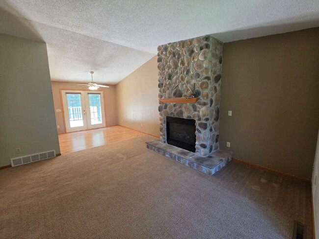 Building Photo - 4 Bedroom 2 Bathroom Home on 5 Acres with Shop, New Deck & Attached Garage