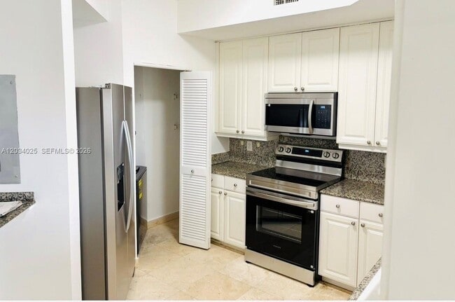 Building Photo - 888 Brickell Key Dr