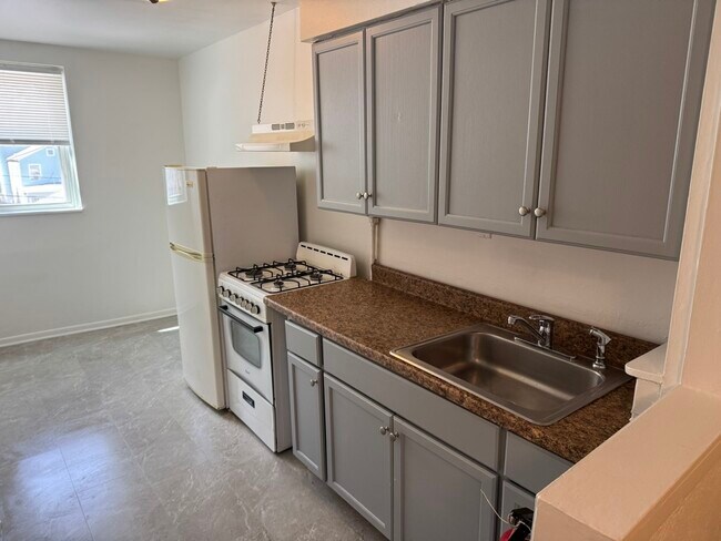 Building Photo - 144 Farnsworth Ave