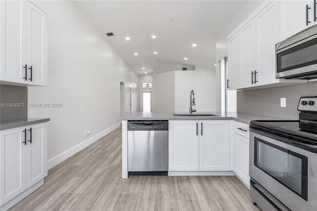 Building Photo - 15130 SW 49th Ct