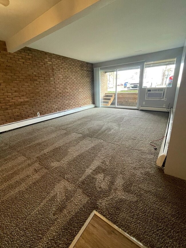 Building Photo - Two Bedroom Apartment Available for Rent!
