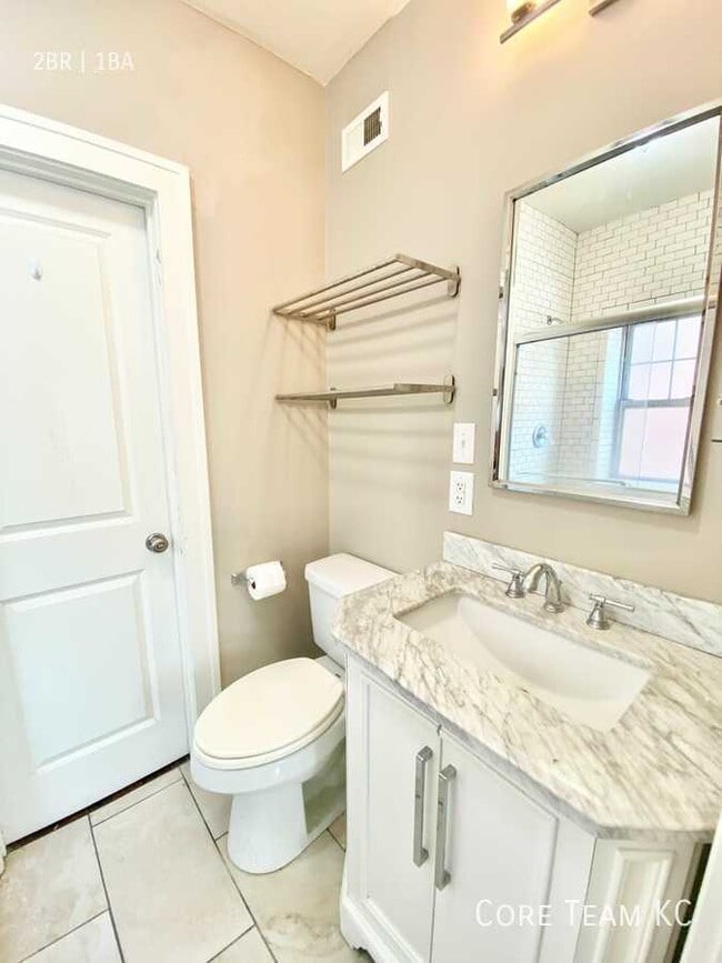 Building Photo - 710 W 48th St