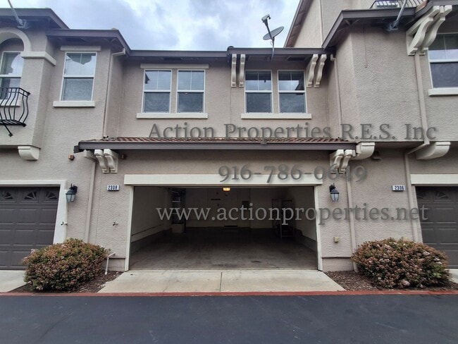 Building Photo - Stunning Townhome.  - 2 Stories - 3 Bed, 2.5 Bath, 2 Car Garage - Nearby Trails!