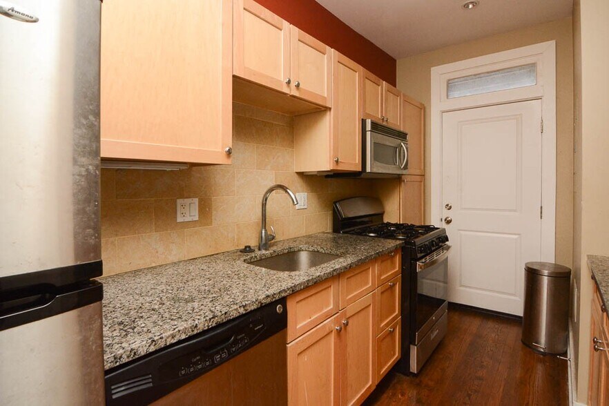 Building Photo - 726 W Addison St