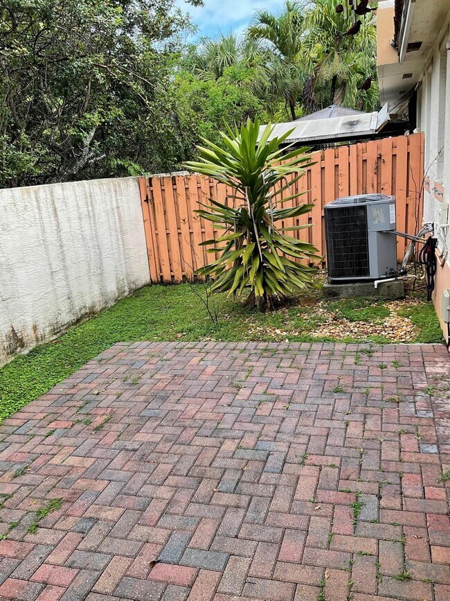 Building Photo - 6639 Hidden Cove Dr