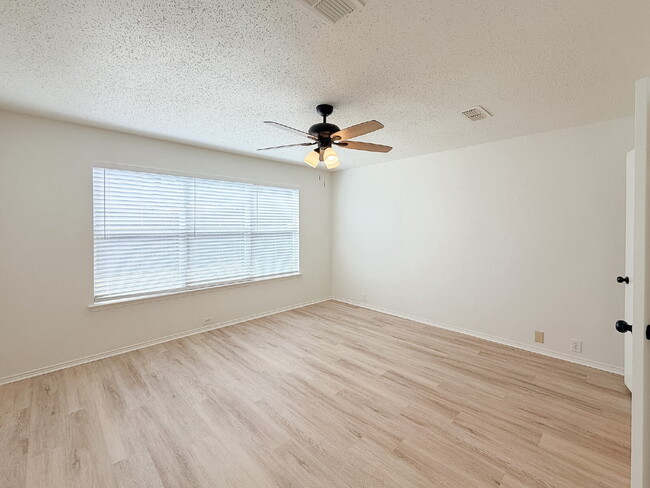 Building Photo - 4-Bedroom, 2.5-Bath, 2 Story Home in Fort Worth!