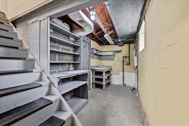 Building Photo - 2182 Pauline Ave
