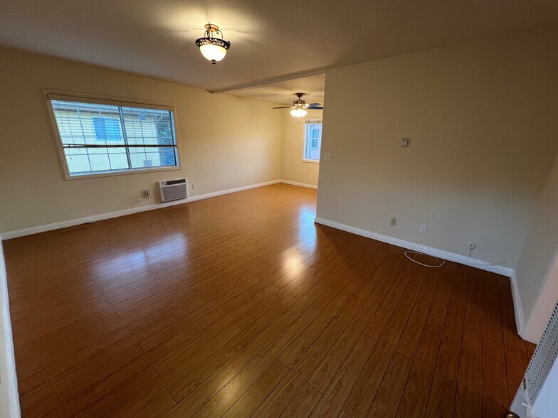 Building Photo - 1319 E California Ave