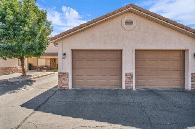 Building Photo - Great location 3 bed, 2.5 bath, 1 car garage townhome in the Dino Tracks area.