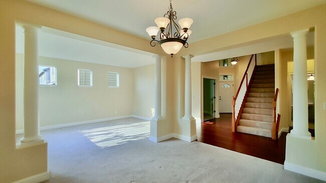 Building Photo - **$1000 OFF FIRST FULL MONTHS RENT**  Gorg...