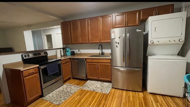 Building Photo - 21.5 Thayer St