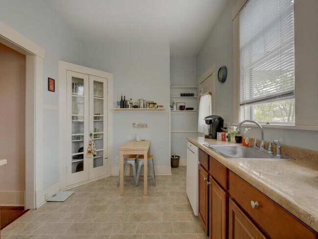 Building Photo - 601 Bellevue Pl