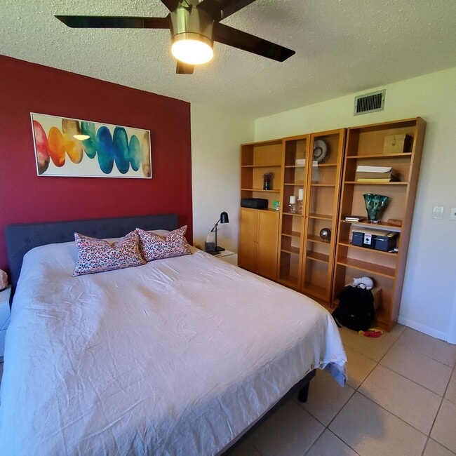 Building Photo - 202 W High Point Terrace