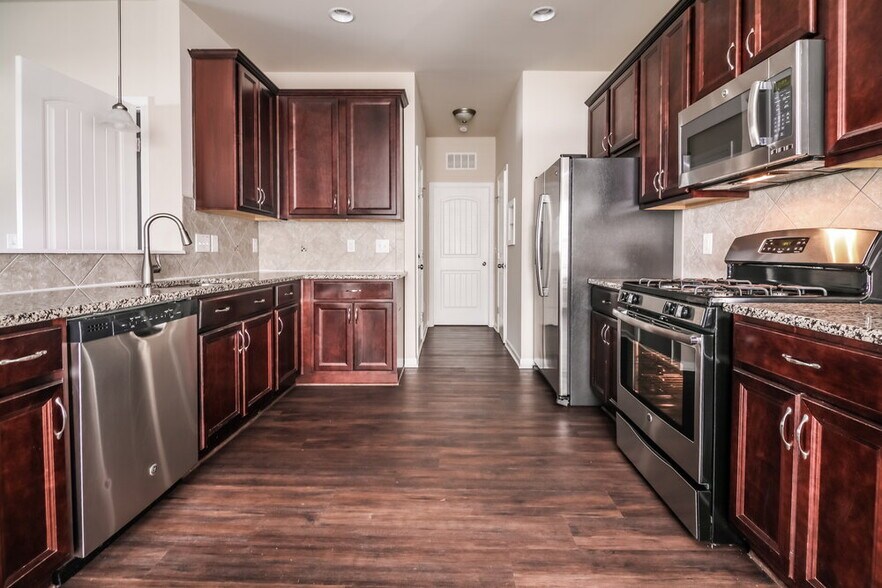 Building Photo - 280 Lakemont Dr