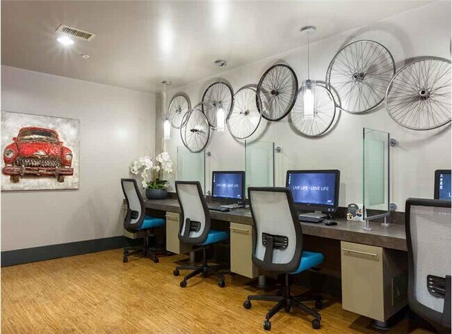 Building Photo - 202 1/2 Lavaca St