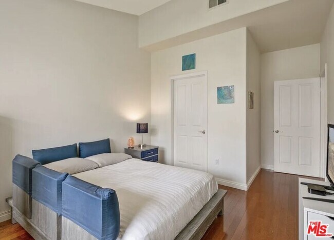 Building Photo - 6471 Zuma View Pl