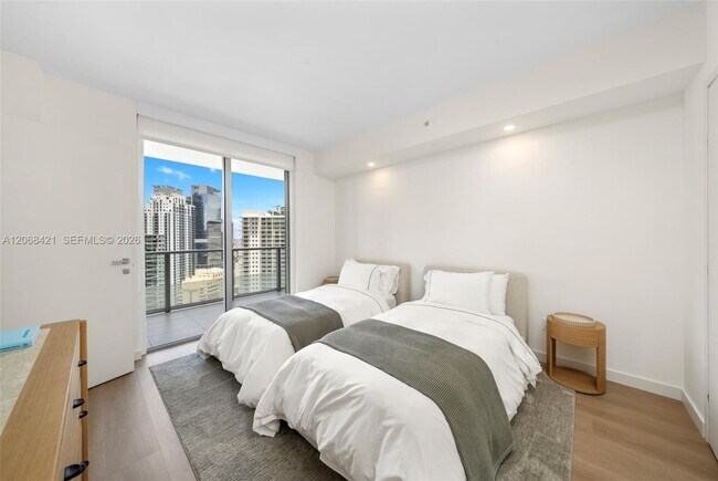 Building Photo - 1300 Brickell Bay Dr