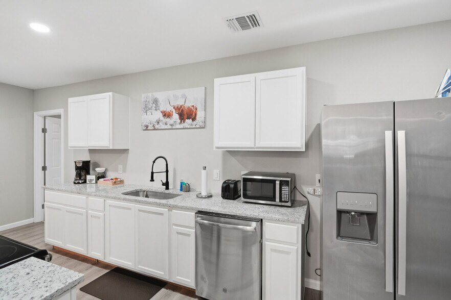 Building Photo - 830 Porter St