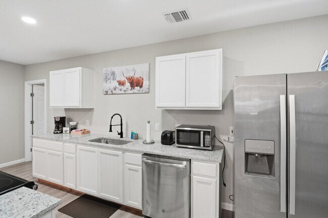 Building Photo - 830 Porter St