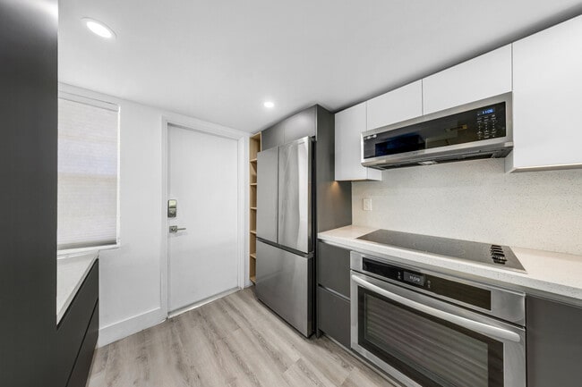 Building Photo - 3151 S Palm Aire Dr