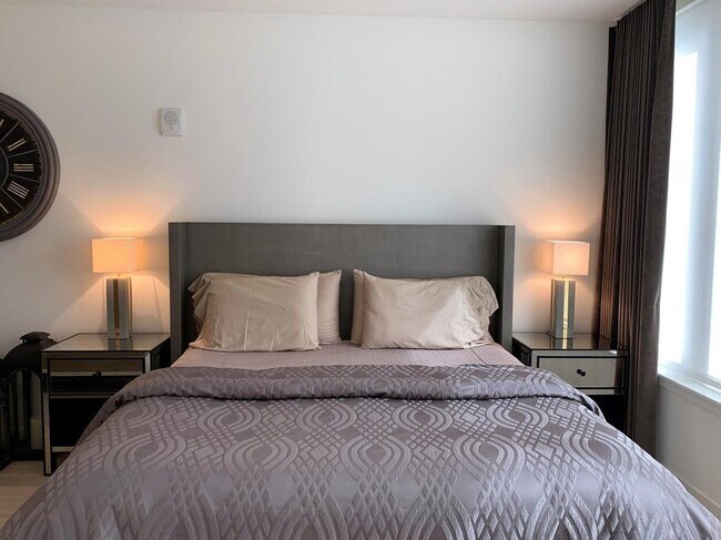 Building Photo - 590 1st Ave S