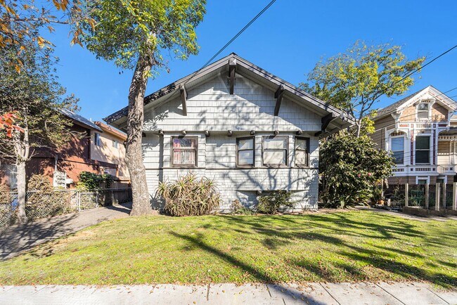 Building Photo - 2131 Pacific Ave