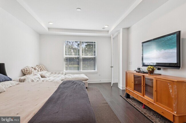 Building Photo - 2 Dogleg Ln