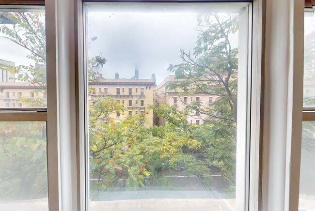 Building Photo - 404 E 66th St