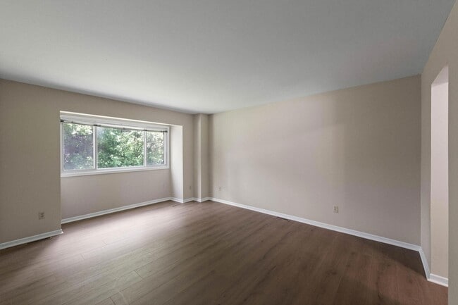 Building Photo - 304 Pondridge Cir