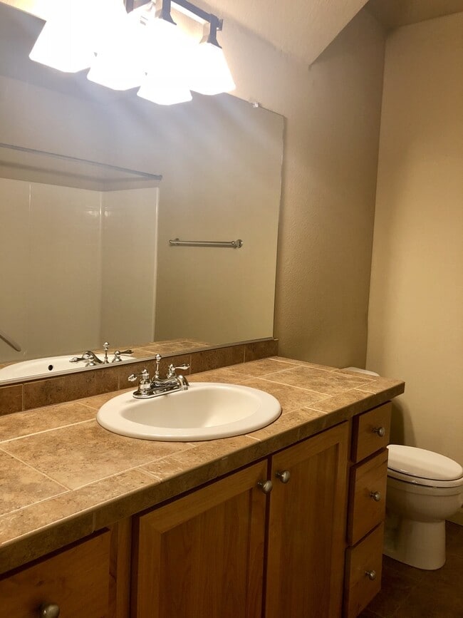 Building Photo - Cute 1BD Single Level Condo in Sherwood!  ...