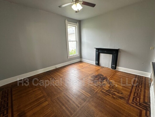 Building Photo - 821 Alby St