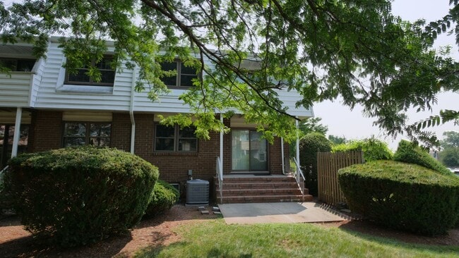 Building Photo - End Unit Townhouse with Full Basement 2BR ...