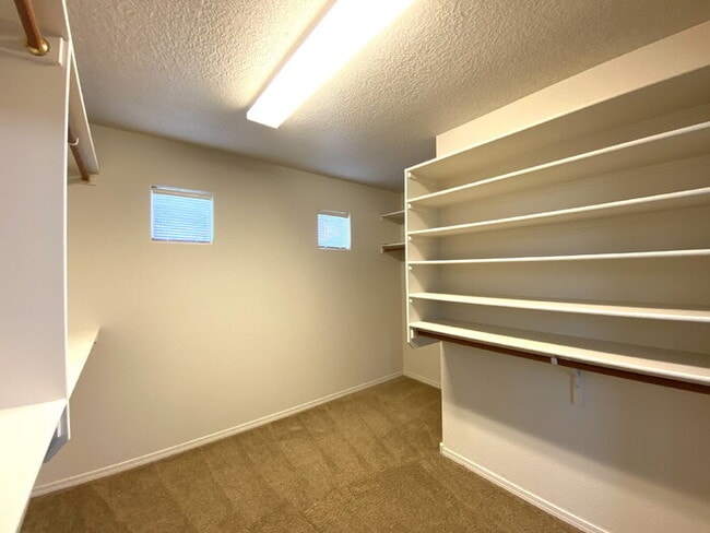 Building Photo - Large 5BR/2Story w/Balcony - Northern Meadows