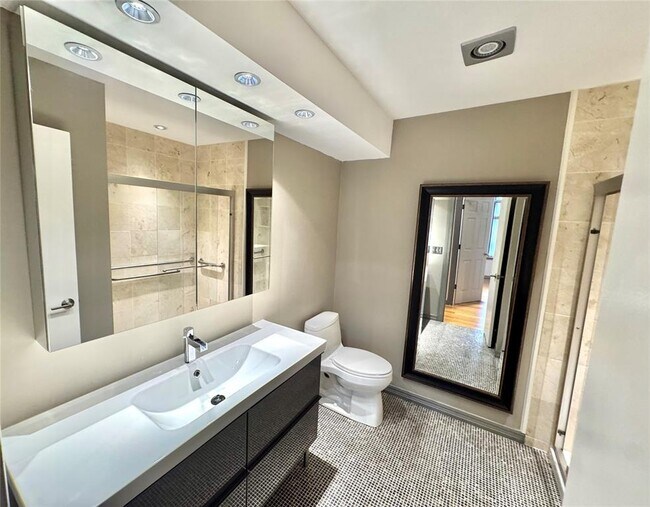 Building Photo - 4400 Hemingway Dr