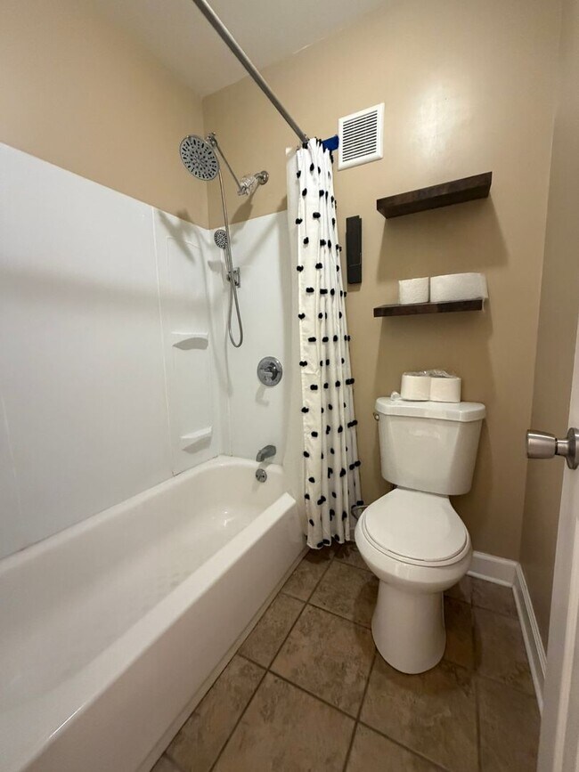 Building Photo - 11th Place Condominiums Unit #3010 Available for NOW!  $2100 per month.