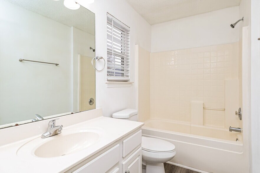 Building Photo - 11518 Larix Dr