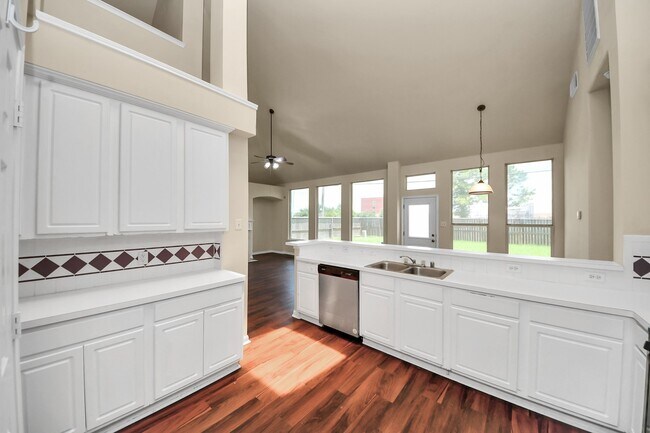 Building Photo - 530 Majestic Ridge Dr
