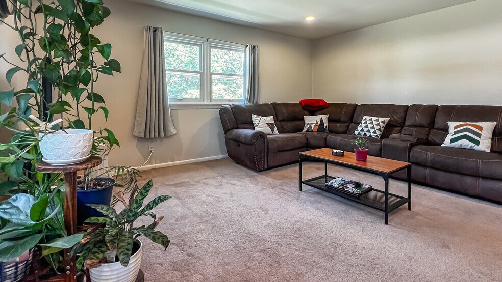 Building Photo - 106 6th Ave