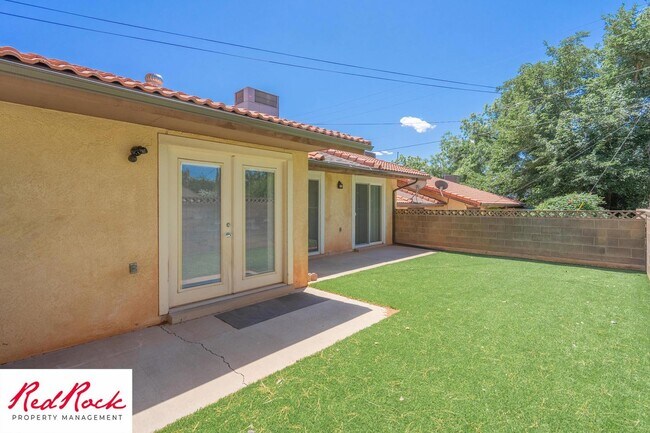 Building Photo - Newly Remodeled 3 Bedroom Townhome. Small ...