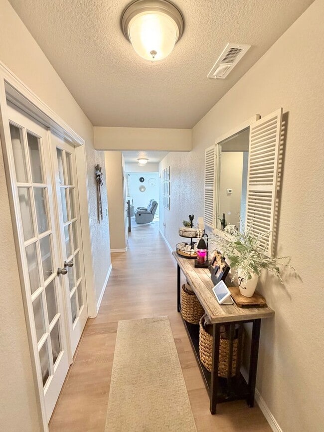 Building Photo - Like New Home for Rent on Truscott!