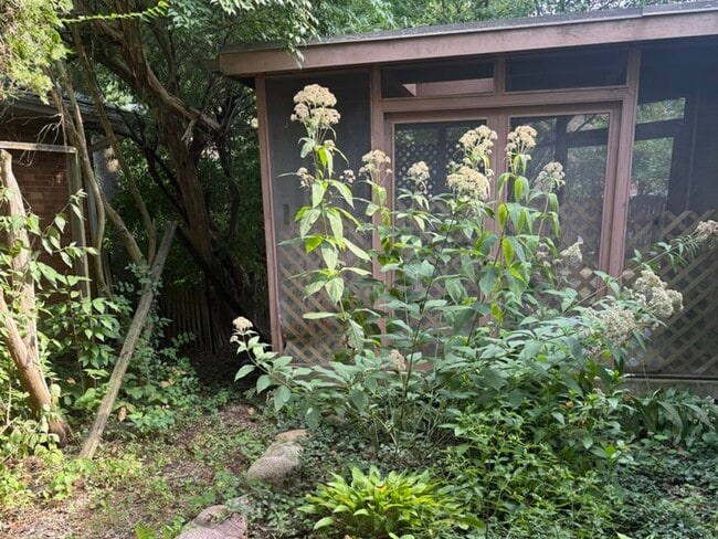 Building Photo - 707 W Iowa St