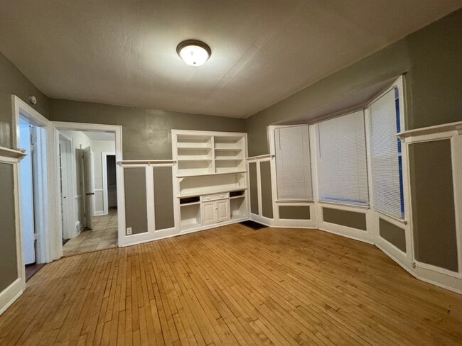 Building Photo - Bright & Spacious 2 Bedroom Lower Unit wit...