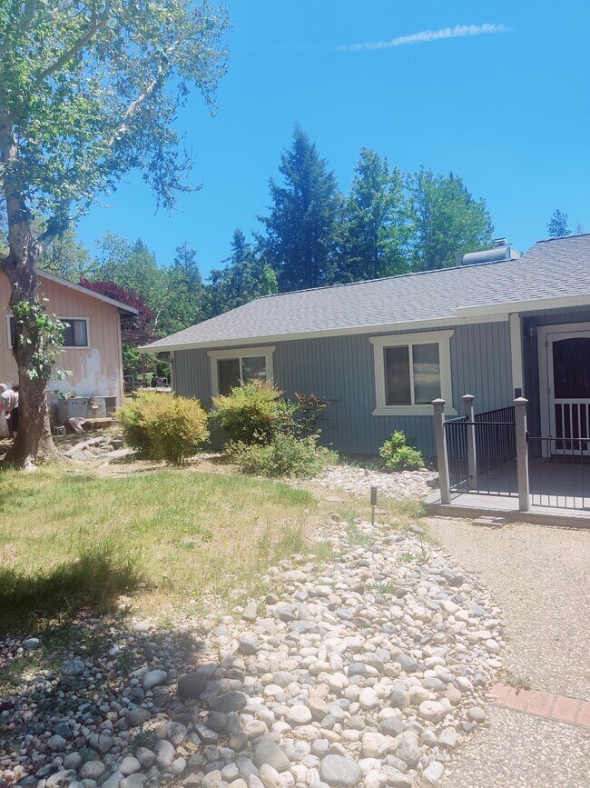 Building Photo - 18589 Lake Forest Dr