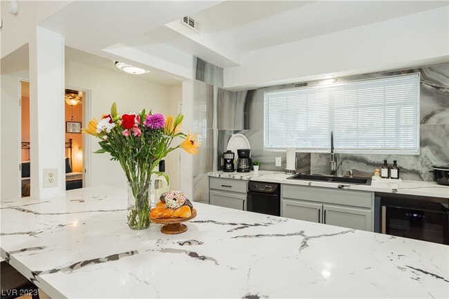 Building Photo - 2205 Santa Paula Dr