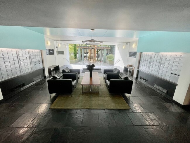 Building Photo - Modern 2-Bed, 2-Bath Downtown Condo with P...